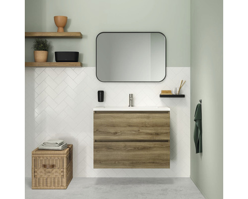 Salle de bains avec meuble sous-lavabo, miroir et étagères