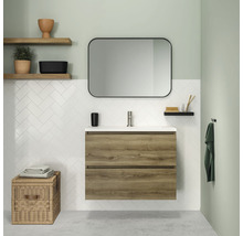 Salle de bain avec meuble sous-lavabo, miroir et étagères pour l''aménagement de la salle de bain