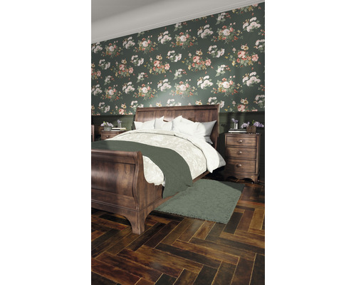 Chambre avec lit double, tables de chevet et papier peint floral