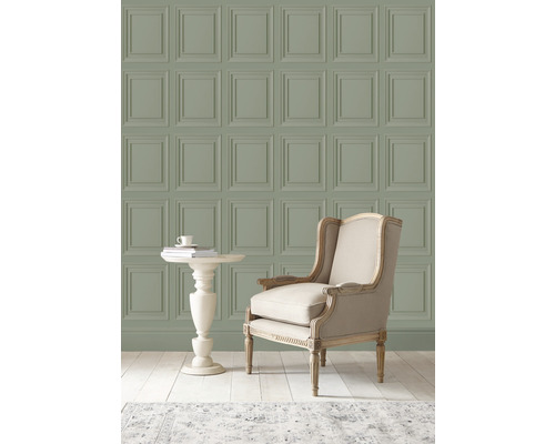 Wohnzimmer mit Wandpaneel Tapete, Sessel und Beistelltisch