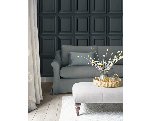 Wohnzimmer mit Paneeltapete, Sofa und Hocker