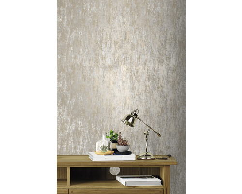 Nahaufnahme einer strukturierten Tapete über einem Holzmöbelstück mit Lampe und Dekoration