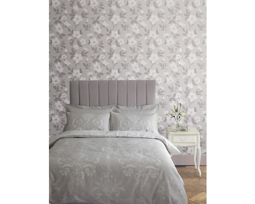 Chambre avec lit, table de chevet et papier peint à fleurs