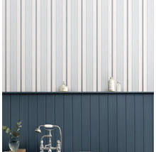 Mur de salle de bains avec papier peint rayé et lambris en bois bleu foncé