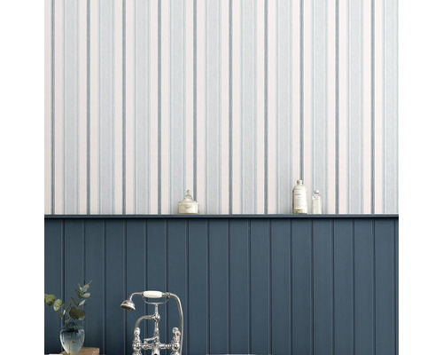 Mur de salle de bains avec papier peint rayé et lambris en bois bleu foncé