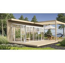 Serre avec plantes sur une terrasse en bois et mobilier de jardin sous un parasol