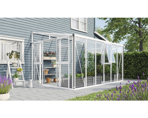 Serre avec plantes et accessoires de jardin sur une terrasse