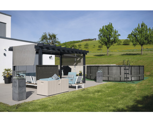 Aussenbereich mit Pergola, Lounge-Möbeln und rundem Pool mit Leiter