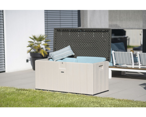 Offene Gartenbox mit Kissen zur Aufbewahrung im Freien