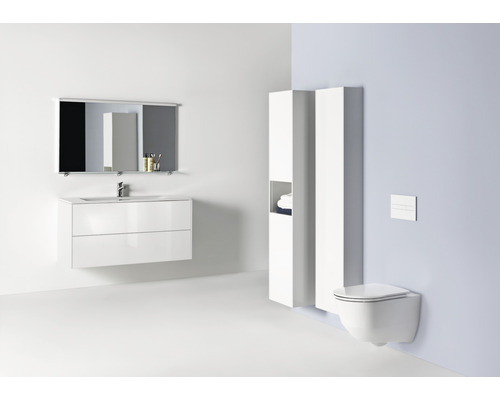 Salle de bains avec meuble-lavabo, miroir, armoire haute et WC suspendu