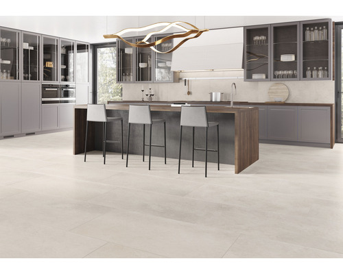 Helle, modern Kichen mat Kachinsel, Barhocker an Fliesenboden.