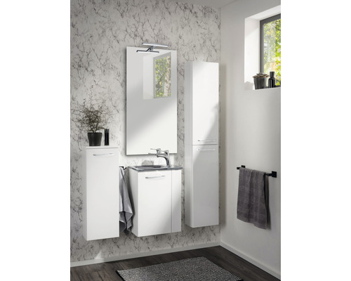 Modernes Badezimmer mit Waschbeckenunterschrank, Spiegelschrank und Hochschrank für Badezimmerutensilien.