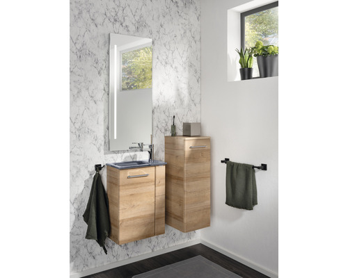 Salle de bains avec meuble-lavabo, armoire de toilette et armoire haute à l''aspect bois devant un mur en marbre