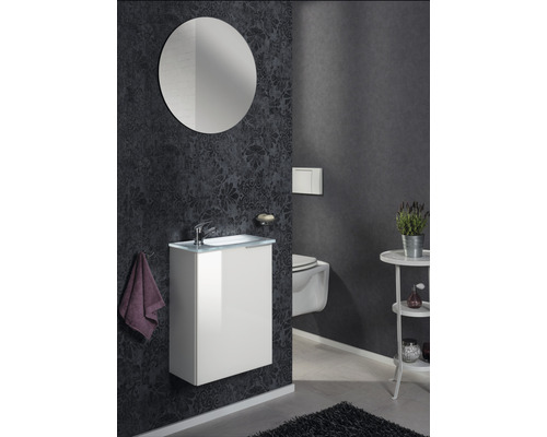 Modernes Badezimmer mit Waschtisch, Spiegel und Toilette