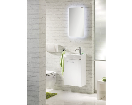 Badezimmer mit Waschbeckenunterschrank, Spiegel und Toilette in hellem Design