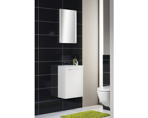 Modernes Badezimmer mit Spiegelschrank, Waschtischunterschrank und Toilette