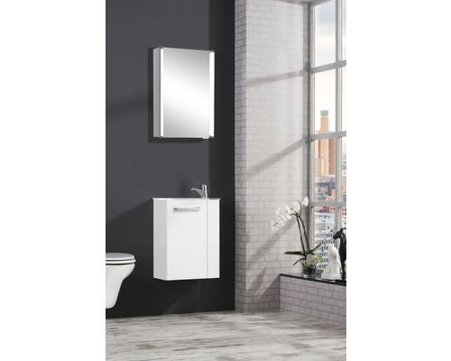 Modernes Badezimmer mit weißem Waschtischunterschrank und Spiegelschrank