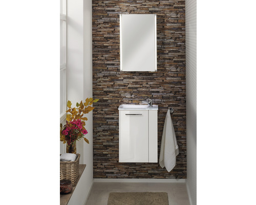 Badezimmer mit Waschtisch, Spiegel und Steinwand