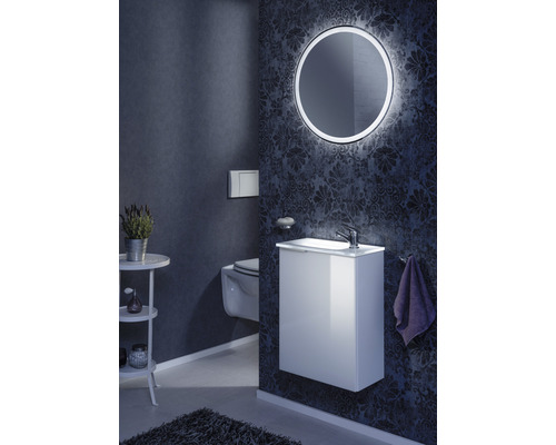 Modernes Badezimmer mit beleuchtetem Spiegel, Waschtisch und Hänge-WC