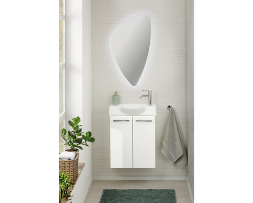 Salle de bains avec meuble sous-lavabo, miroir et robinetterie