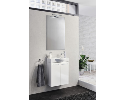 Salle de bain avec meuble sous-lavabo, miroir et porte-serviettes