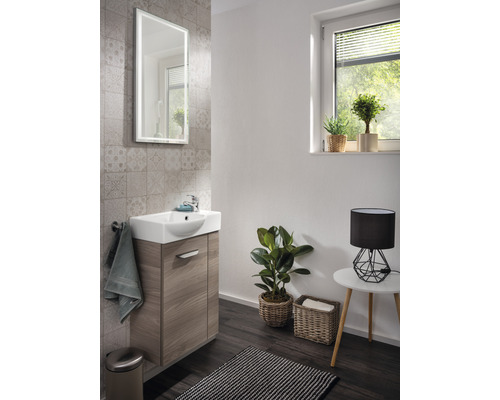 Salle de bains moderne avec lavabo, miroir et décoration