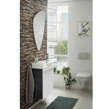 Modernes Badezimmer mit Waschtisch, Spiegel, Wand-WC und dekorativen Elementen.