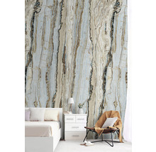 Chambre à coucher avec papier peint photo imitation marbre, lit, table de chevet et fauteuil