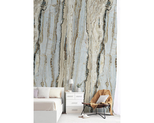 Chambre à coucher avec papier peint photo imitation marbre, lit, table de chevet et fauteuil