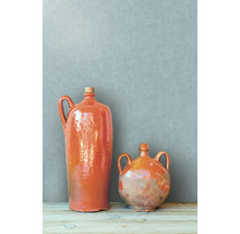 Zwei Tonkrüge auf einem Holztisch