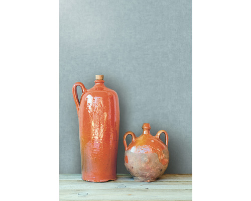 Zwei Tonkrüge auf einem Holztisch