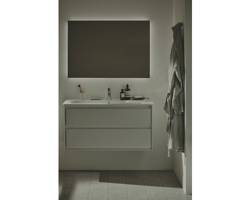 Salle de bains moderne avec meuble sous-lavabo, lavabo et miroir lumineux