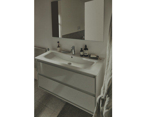 Salle de bains avec meuble sous-lavabo, lavabo et armoire de toilette