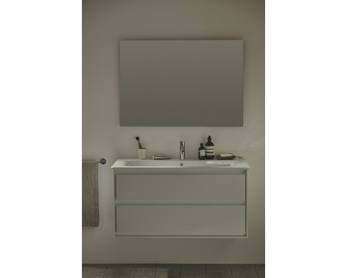 Meuble-lavabo avec deux tiroirs, robinetterie et miroir dans une salle de bains