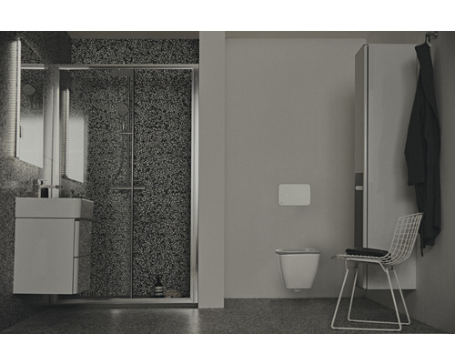 Salle de bain avec cabine de douche, lavabo, toilettes et chaise