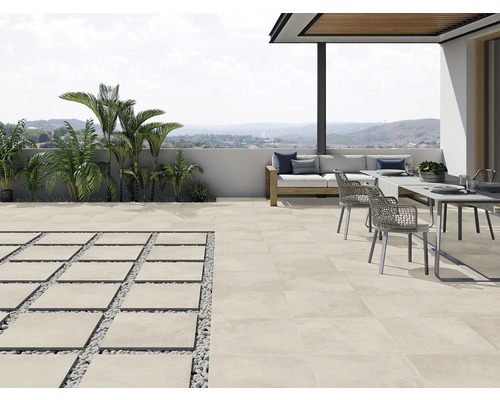 Terrasse avec carrelage, sièges et plantes