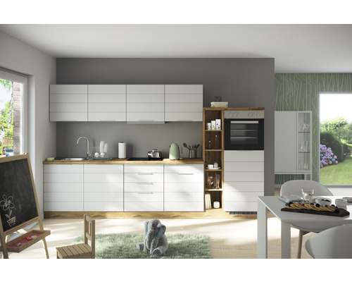 Cuisine claire avec armoires blanches, plan de travail en bois et appareils modernes.