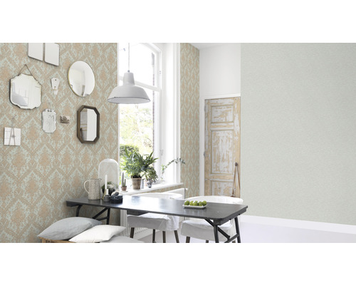 Esszimmer mit gemusterter Tapete, Tisch und Spiegeln an der Wand