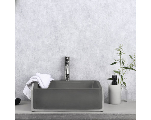 Vasque à poser rectangulaire en céramique avec robinetterie, serviette et distributeur de savon