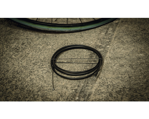 Câble de frein de vélo noir sur béton