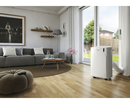 Salon avec climatiseur portatif en blanc