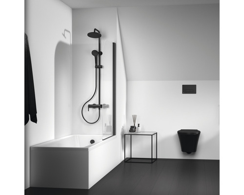 Modernes Badezimmer mit Badewanne, Duschsystem, Toilette und kleinem Beistelltisch.