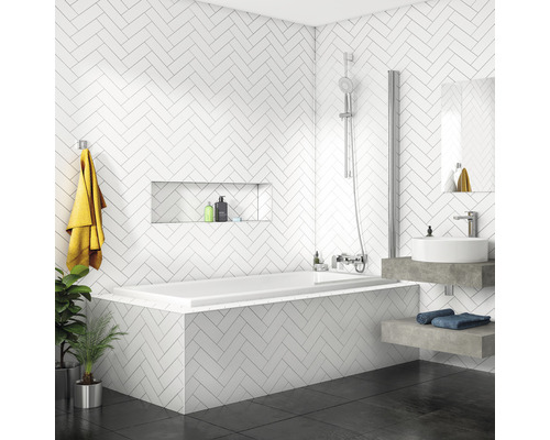Salle de bains avec baignoire, lavabo et motifs de briques blanches sur les murs