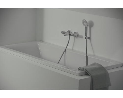 Baignoire encastrée avec robinetterie et douchette