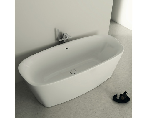 Freistehende Badewanne mit Armatur in einem Badezimmer.