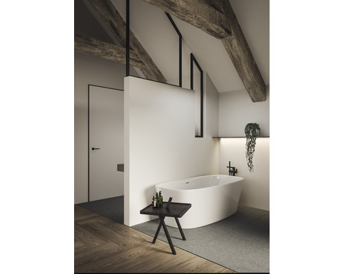 Salle de bains avec baignoire îlot, poutres en bois et une petite table