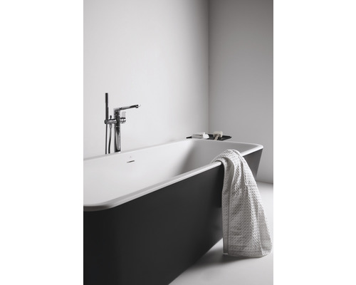 Freistehende Badewanne mit Armatur und Handtuch im Badezimmer