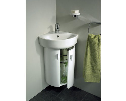 Lavabo d''angle avec meuble sous-vasque, porte-savon et porte-serviettes dans la salle de bains