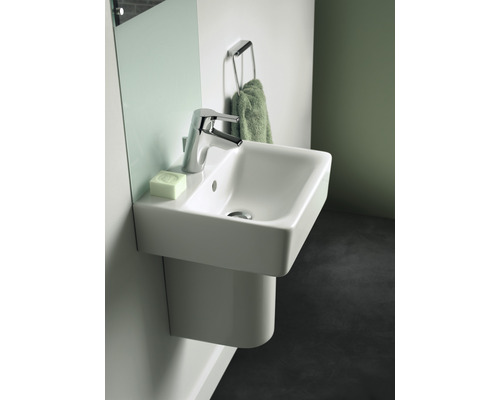 Lavabo avec robinet, serviette et savon dans la salle de bain