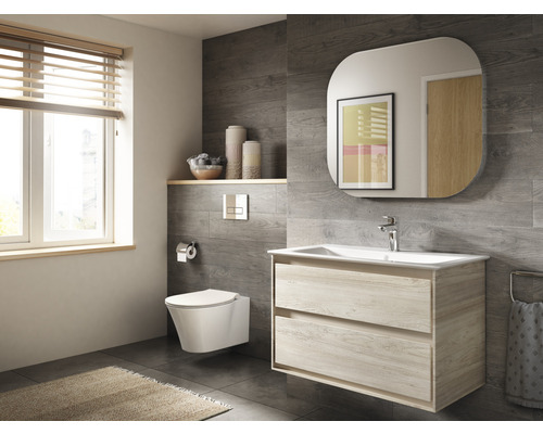 Salle de bains moderne avec meuble-lavabo, miroir, toilettes et fenêtre avec stores